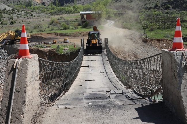 Ölümü göze alarak köprüyü kullanıyorlar